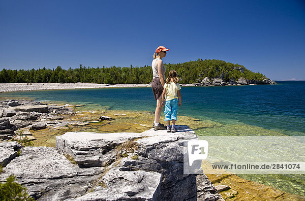 Junge Frau mit Tochter auf Niagara-Schichtstufe in der Nähe von Boulder Beach an Bruce Trail  Bruce Penninsula National Park  in der Nähe von Tobermory  Ontario  Kanada.