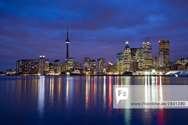 Ansicht des Toronto Skyline at Night von 'The Docks   Toronto  Ontario  Kanada.