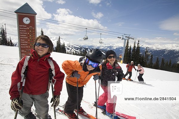 Eine junge Familie auf Whistler Mountain  British Columbia  Kanada.