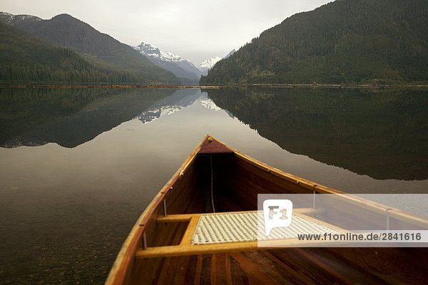 Cedar Strip Kanu auf Mouchalat Lake  Gold River  Vancouver Island  British Columbia  Kanada.