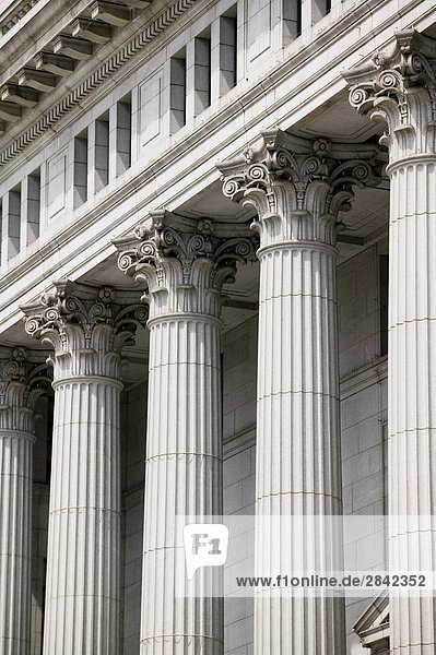 Fassade mit Säulen des alten Gebäudes Sunlife Dominion Square  Montreal  Quebec  Kanada