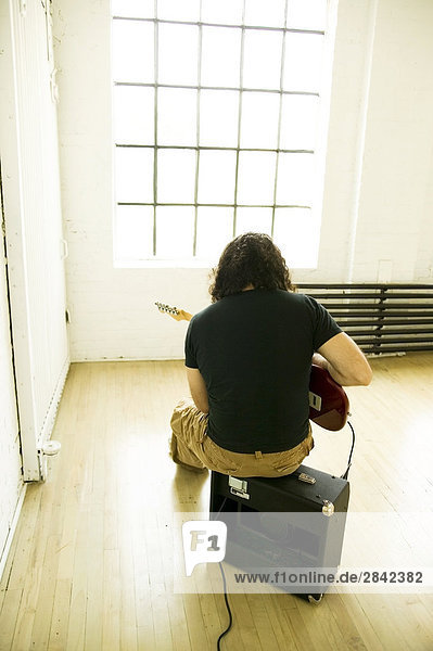30 etwas Jahre alten e-Gitarrenspieler in einem weißen Loft  Montreal  Quebec  Kanada