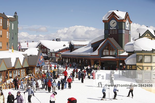 Dorf mit Skifahrer am Big White Ski Resort  Kelowna  British Columbia  Kanada.