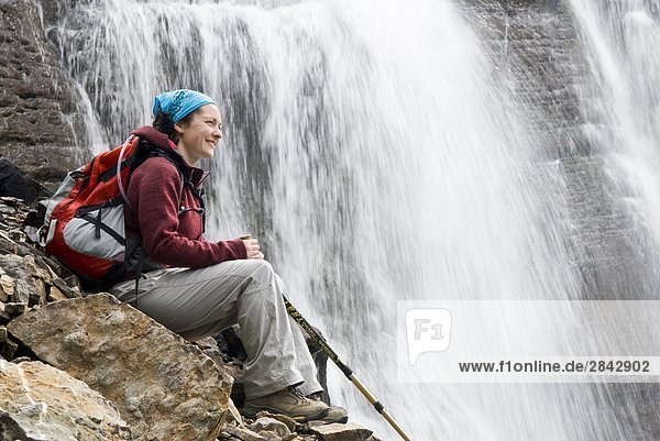 Eine weibliche Wanderer bei sieben Schleiern Falls in der Nähe von Lake Ohara im Yoho Nationalpark  British Columbia  Kanada.
