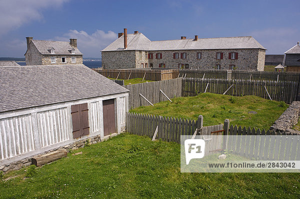 Mit Blick auf den Gebäuden aus der Konstruktion-Techniken stellen auf der Festung Louisbourg Louisbourg National Historic Site  Highway 22  Fleur de Lis Trail  Marconi Trail  Cape Breton  Nova Scotia  Kanada.