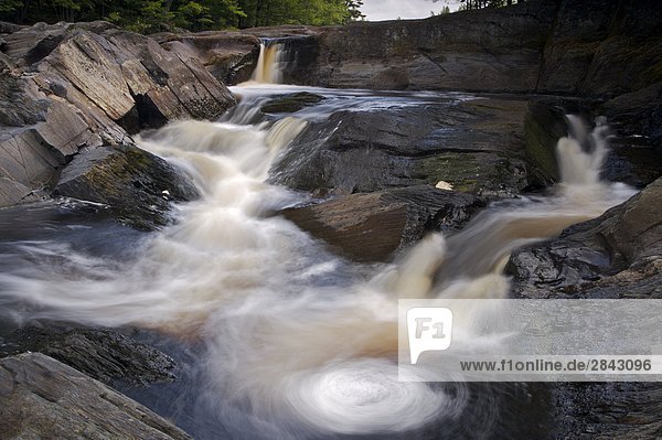 Mühle Falls entlang des Flusses Mersey in Kejimkujik-Nationalpark und National Historic Site von Kanada  Kejimkujik Scenic Drive  Highway 8  Nova Scotia  Kanada.