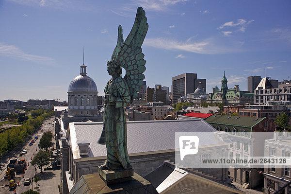 Engel auf die Kapelle Notre-Dame-de-Bon-Secours und die Kuppel der St. Markt  Marche St. in Old Montreal  Montreal  Quebec  Kanada.