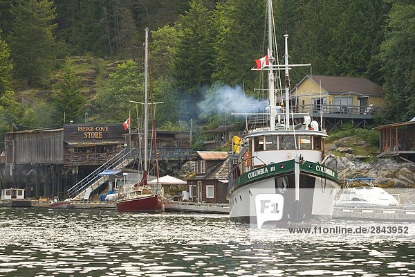 Boot  MV Columbia III  Anlaufbeihilfen Refuge Cove auf den Discovery-Inseln Desolation Sound  British Columbia  Kanada