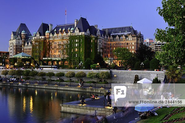 Empress Hotel in der Dämmerung mit Waterfront Causeway Aktivität  Victoria  Vancouver Island  British Columbia  Kanada