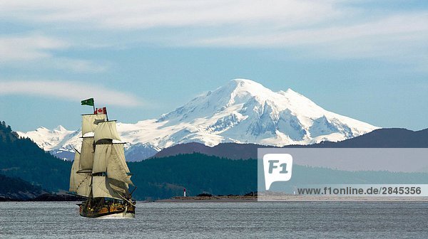 Der Großsegler  Lady Washington  übergibt Mount Baker von Sidney  Vancouver Island  British Columbia  Kanada