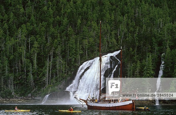 Tretboot frontal Wasserfall British Columbia Kanada Meeresarm