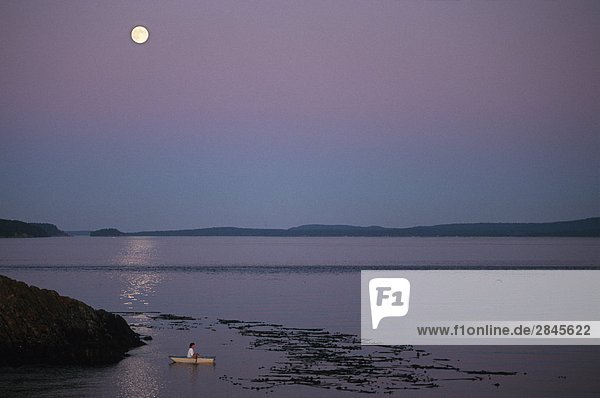 Frau klein unterhalb Bett Mond Schlauchboot Gulf Islands British Columbia Kanada voll Seetang