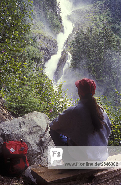 Wanderer mit Blick auf Wasserfall im zentralen Küste Regenwald  British Columbia  Kanada.