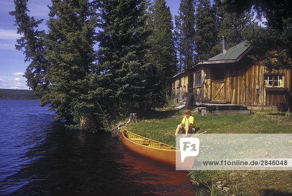 Kanu auf Sommerhaus Chilcotin Region British Columbia Kanada.