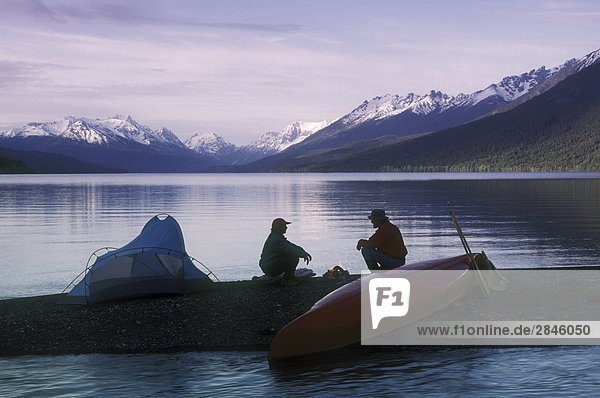 Kanu camping auf Tatlayoko Lake,  British Columbia,  Kanada.
