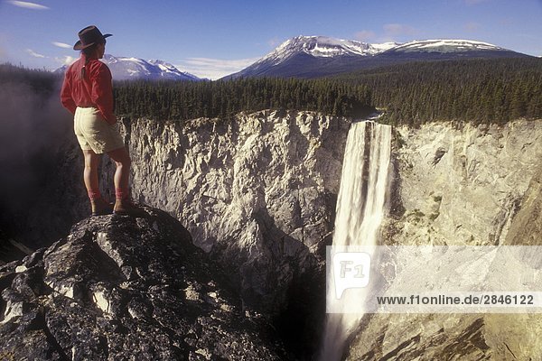 Wanderer in Hunlen Falls Tweedsmuir Park Turner Lake Trail British Columbia Kanada.