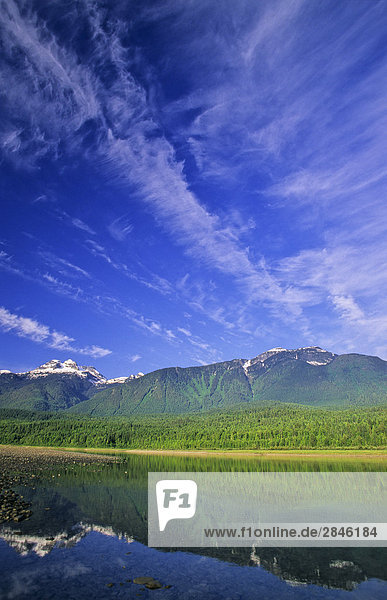 Columbia River und Mount Begbie in der Nähe von Revelstoke in British Columbia  Kanada.