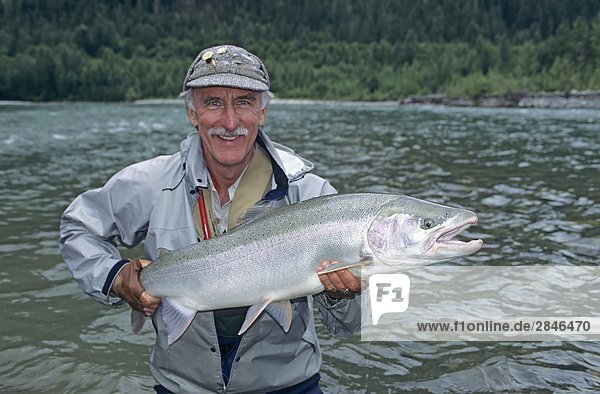 Sommer rennen halten Nostalgie Angler groß großes großer große großen Freiheit Fliegenfischen Regenbogenforelle Oncorhynchus mykiss British Columbia Kanada