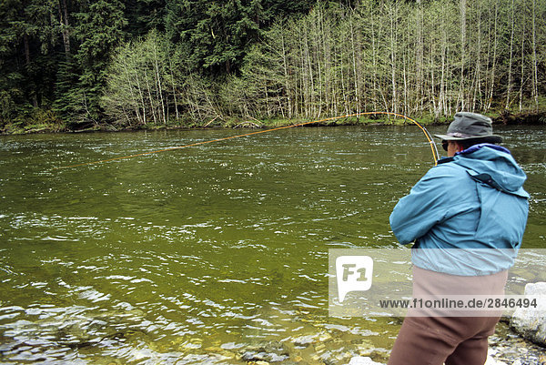 Spielen Steelhead  Kakweiken River  Thompson Sound  British Columbia  Kanada.