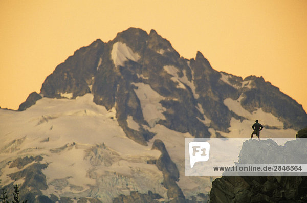 der Mensch steht Mountain Ridge  Whistler Bereich  British Columbia  Kanada.