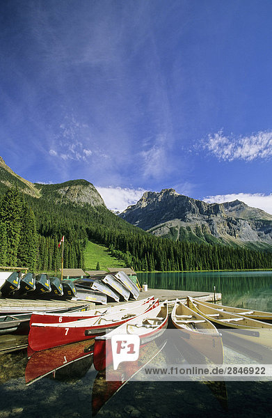 Emerald Lake und Kanu Docks  Yoho Nationalpark  British Columbia  Kanada.