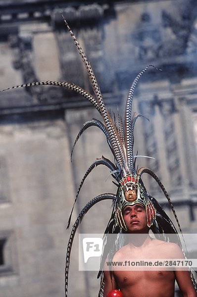 Mexiko-Stadt  Zocalo  traditionelle Aztec Tänzer im Metropolitan Cathedral