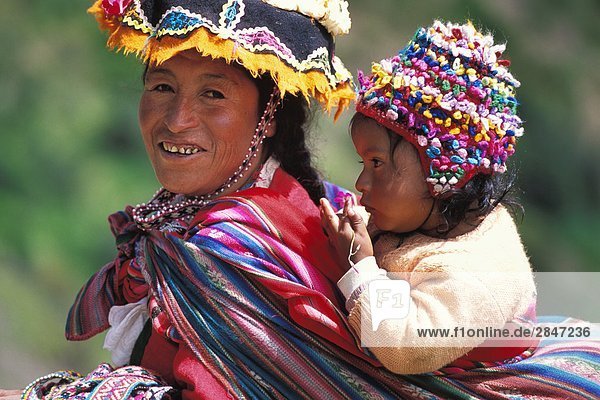 Peruanische Mutter und Kind  das Heilige Tal der Inkas  nördlich von Cusco  Peru