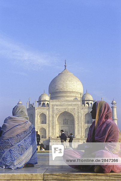 Indien  Uttar Pradesh  Agra  Taj Mahal  erbaut von Shah Jahan  abgeschlossen 1653. Frauen in Saris besuchen