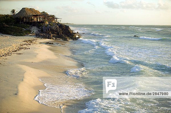 Resort Hütte an der Küste  mit Blick auf den Strand  Mexiko