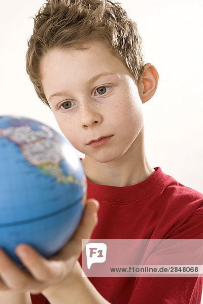 Junge hält globe