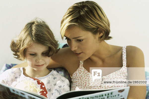 Mutter und Tochter lesen gemeinsam Buch