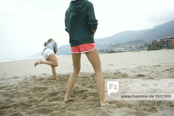 Teenagermädchen spielen am Strand  Tiefblick