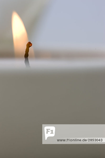 Extreme Nahaufnahme von einem brennenden Teelicht