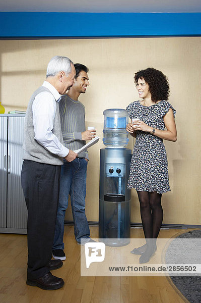 Beiläufige Besprechung mit Büro-Wasserkühler
