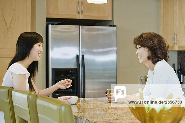 Mutter und Tochter im Gespräch in der Küche