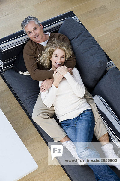 Mann und Frau entspannen auf dem Sofa