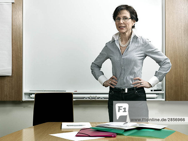 Geschäftsfrau am Konferenztisch