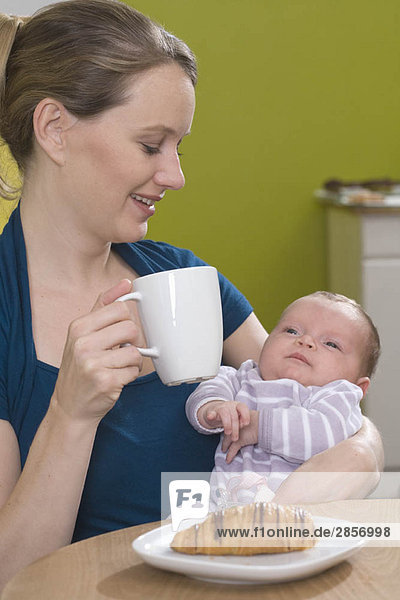 Junge Frau im Café mit Baby