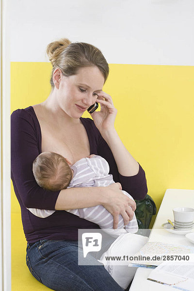 Mutter Stillen Baby  am Telefon