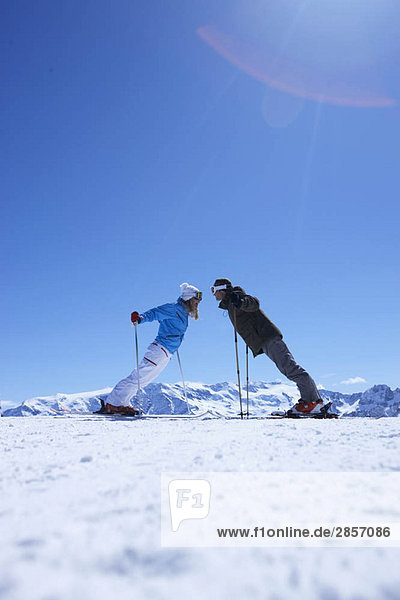 Paar Skifahren auf dem Berggipfel