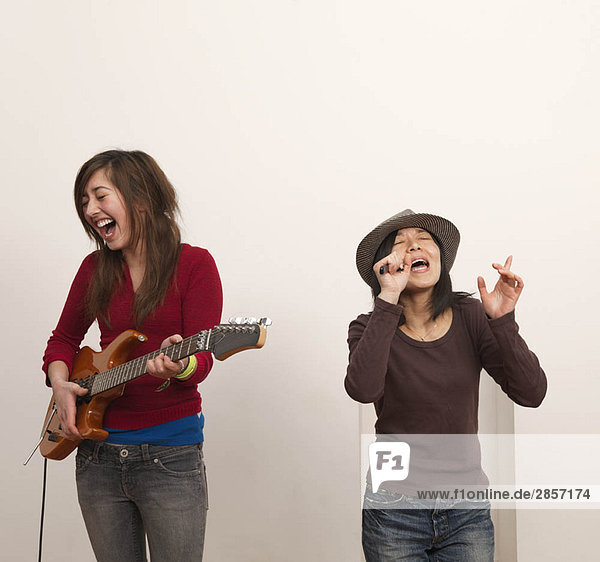 Zwei Frauen singen und spielen Gitarre