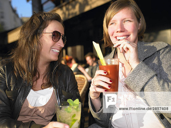 Frauen auf der Terrasse des Cafés