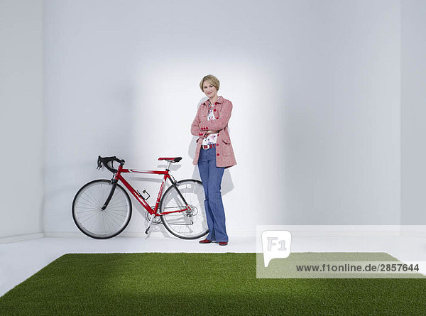Frau steht neben dem Fahrrad