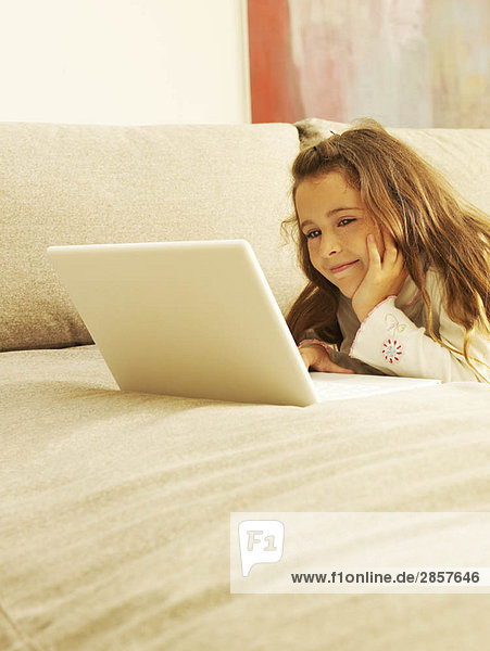 Nahaufnahme des Mädchens auf dem Sofa mit Laptop