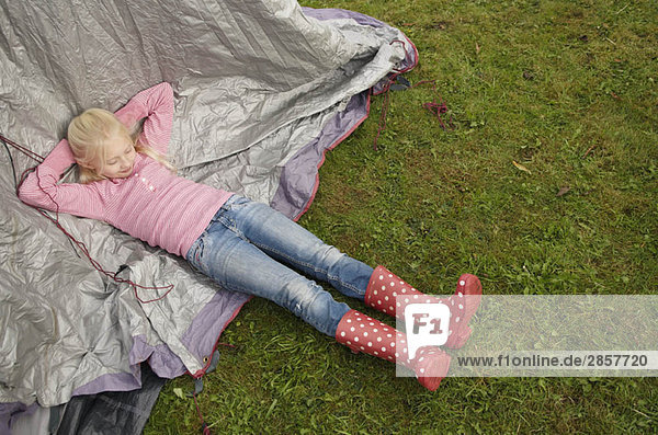 Mädchen auf dem Zelt liegend