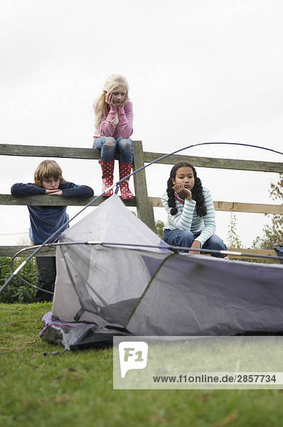 Kinder mit Zelt