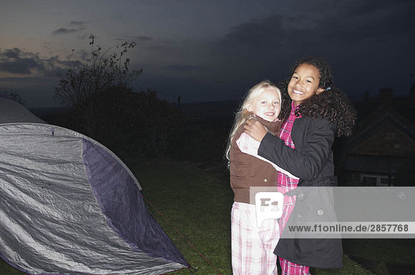 Mädchen im nahen Zelt in der Abenddämmerung