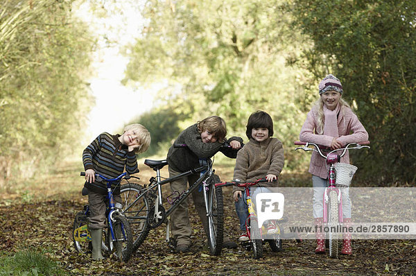 Kinder mit Fahrrädern auf dem Landweg