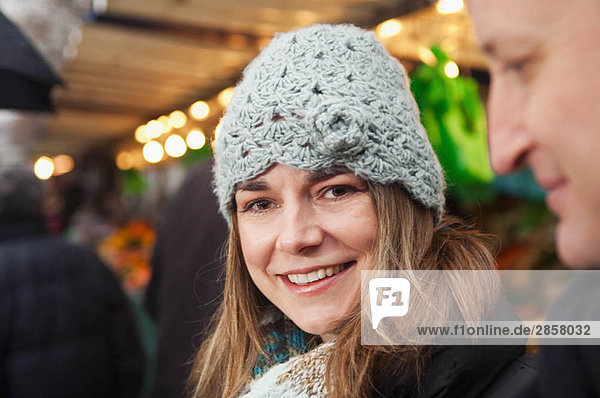 Porträt einer Frau auf dem Freiluftmarkt