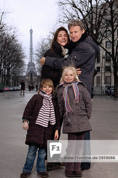 Familienportrait mit Eiffelturm